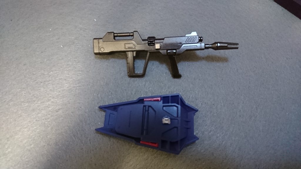 少しわかり辛いですが、今回ネオジム磁石を使ったプチ改修に挑戦してみました。シールド裏とライフル側面の凸ピンを切除してそこに磁石を接着することで機体へのマウント方法を変更しています。ただ腰に磁石を仕込む時に角度をミスってしまい、おかげで時々ライフルが斜めに......。あのさぁ.....(2回目