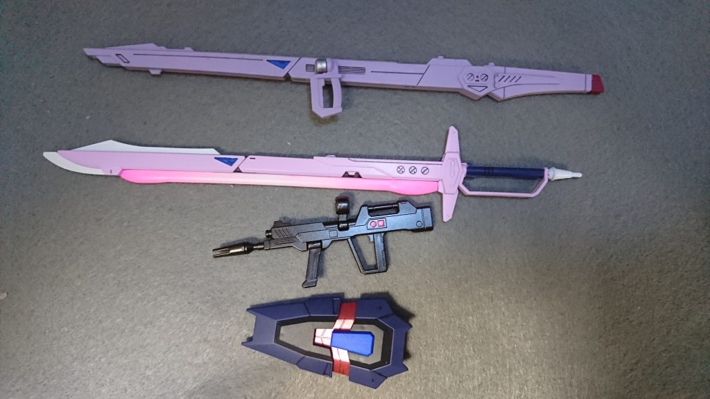 武器を並べて。アロンダイトと名無し砲は前述の通りライスちゃんの瞳の色をイメージしています。元々彼女はオッドアイではないですが、こっちのほうが見栄えが良さそうだったので別々の色で塗装しています。 ライフルはガンメタで、シールドの内部機構もメタリックレッドで塗装しています。それにしてもライフルだけ斜めになってますね。あのさぁ.....(呆れ