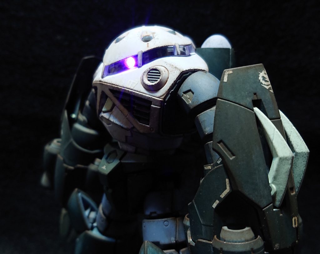 仕上げは爪とワイドカッターはシルバーでのチッピング、それ以外はジャーマングレーと赤褐色でチッピングしてからつや消しを吹き、ウェザリングカラーのホワイトとステインブラウンで塩浮きとサビ垂れを表現して水陸両用機体に合うウェザリングを行いました。