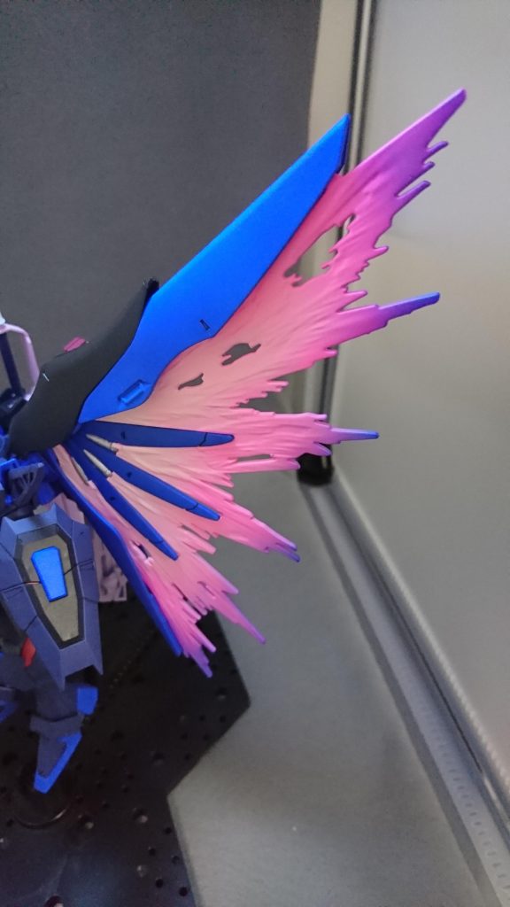 光の翼。これについてはビームエフェクト以上に気合い入れて塗装しました。というかビームのほうがこれのついでだったりします(ヒドい)。こうして見ると、やっぱりエアブラシの力ってスゴいんだってはっきりわかんだね。ちなみに僕は基本エアブラシメインでワンポイントとかレタッチとかに筆塗りを使っていくスタイルです(今さら)。