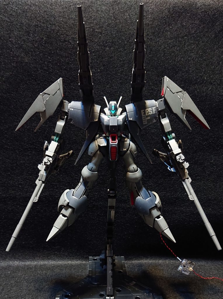 仕上げはつや消しトップコートを吹いてから、ウェザリングカラーの白と黒でウォッシング、シルバーの塗料でチッピングし、最後にウェザリングマスターのガンメタルで黒立ち仕上げ風にしています。