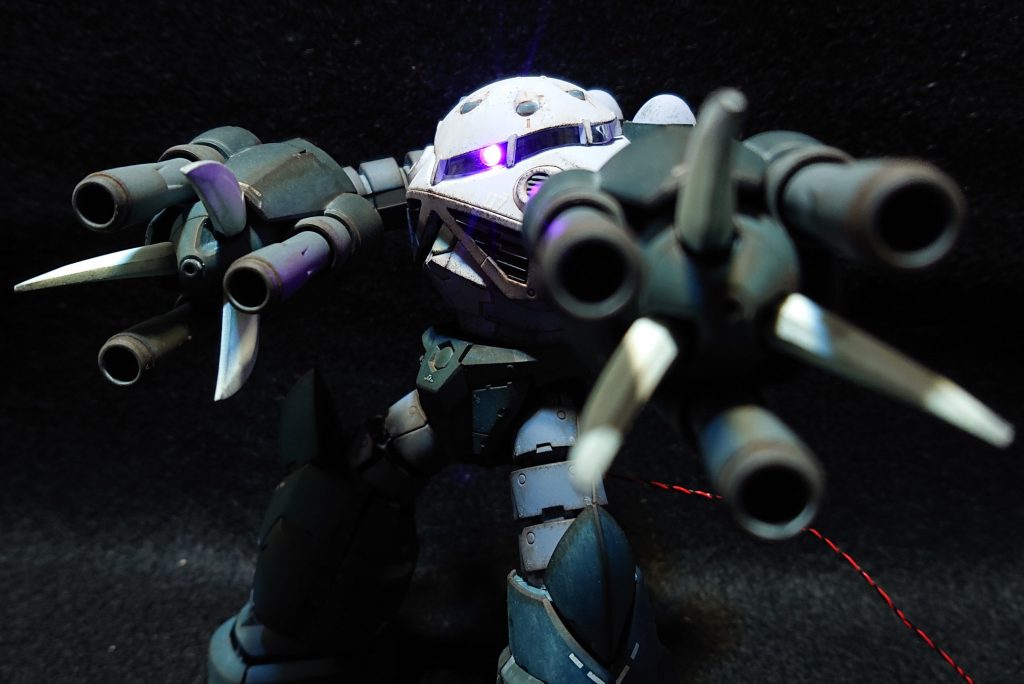 3連装ロケットランチャーを構えて