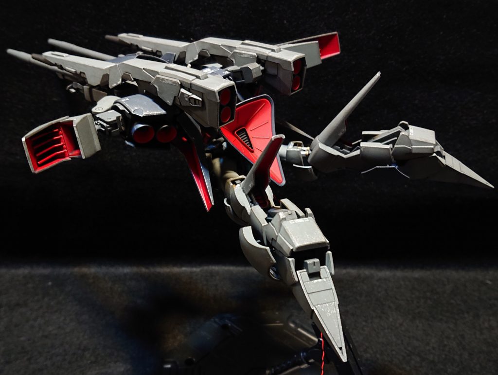 スラスター等のレッドはそのまま塗装すると発色が悪そうだったので、下地に白を塗っています。