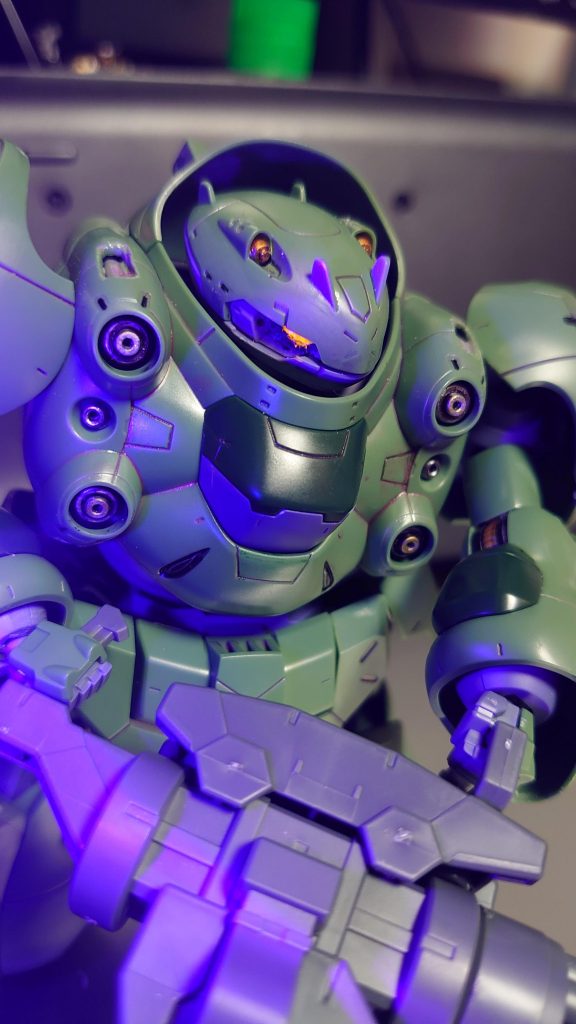 眼は流行りの蛍光色使ってみてます。ブラックライトでハッキリ光って楽しいですね。肩のシール部は本来内部フレームが見えている箇所っぽかったので、穴開けてランナー詰めてます。開口部の加工がイマイチ…