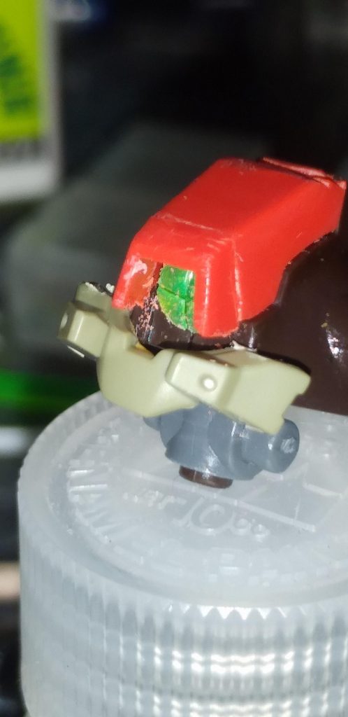 トサカはカットしてひさし前面に接着