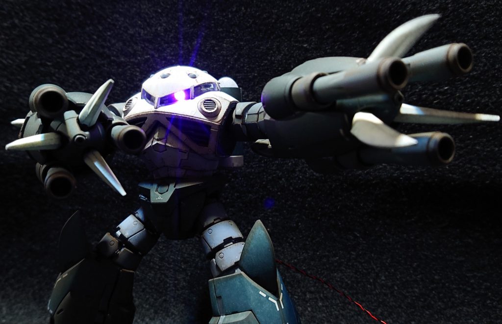 名前は主兵装が集中する腕部に対して、装甲強化を兼ねつつ複数の水陸両用機体の兵装を試験的に搭載したエース機の量産型ズゴック、というイメージで量産型ズゴック兵装複合機としました。