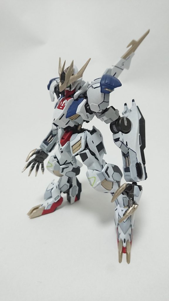 主な改造箇所は頭部：アンテナシャープ化、赤い顎の大型化、首の白いの大型化胸：面出し腕：肩の青いのシャープ化、前腕のスリット部のデザイン変更、スプリング変更、爪の延長脚：膝、足首のシャープ化、爪の延長、スプリング変更です！この中でも「肩の白いパーツ」と「膝」に関してはものすごく丸みを感じたので角張りを意識しました！結果、自分好みのデザインにできました＾＾