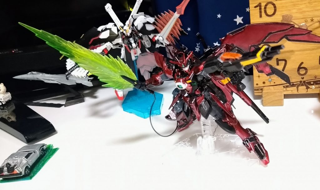 うちのリビングの一角でと、いうわけで完成した私だけのエピオンでした。何日も試行錯誤して苦労しましたが、私にとってはそれだけ思い入れのあるガンプラです