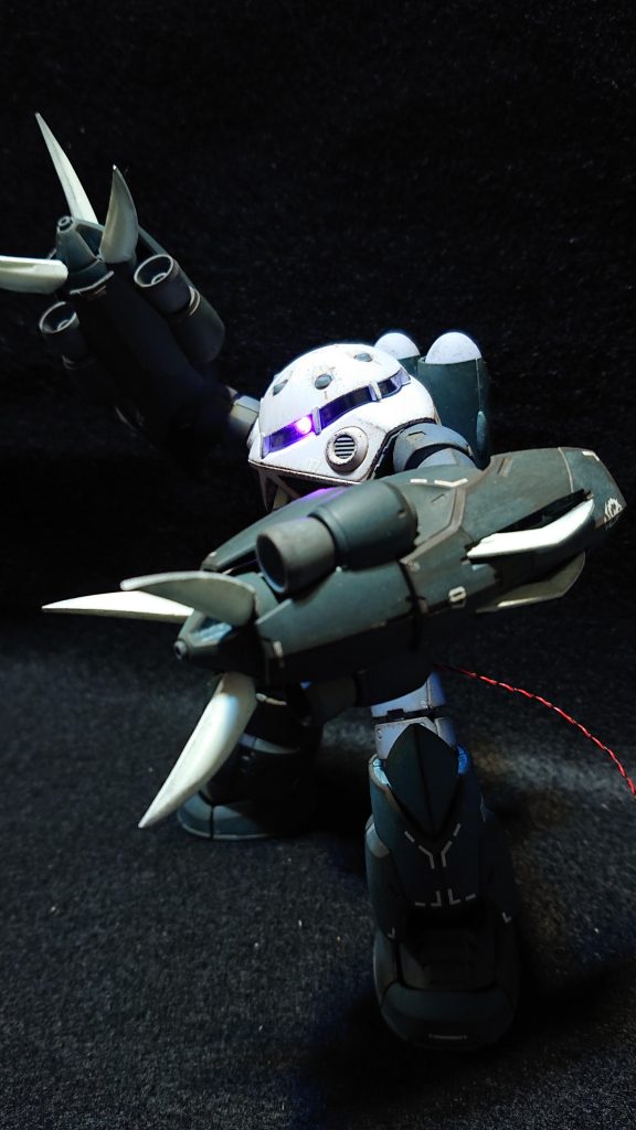 電飾はハイキューパーツのLEDを使用しており、配線は可動軸付近を通すようにしていますので、可動も確保しています。モノアイは写真では全て左寄りですが、前面180度の範囲で可動出来ます。また、キットのレンズパーツの内側にウェーブのHアイズを入れて光の拡散率も上げています。