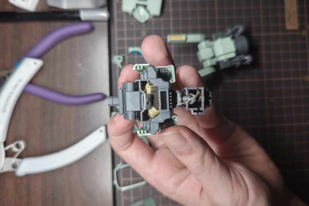 初めての電飾仕込み。はんだが使えないからジオラマ用の組み立て式LEDがあって非常に助かった。