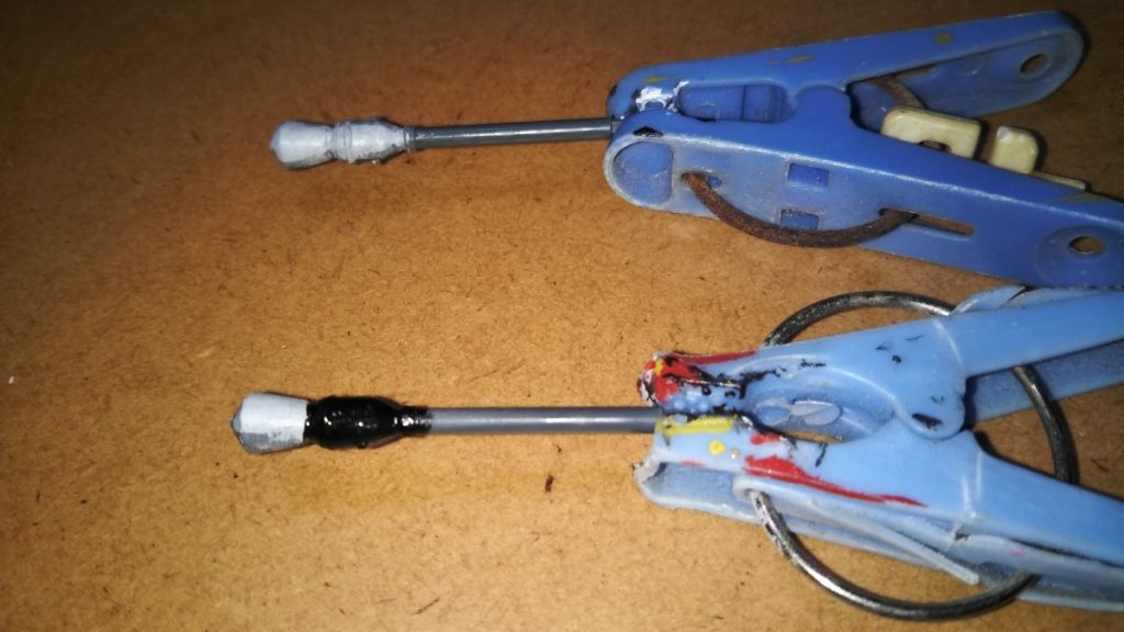 ガスランチャーの加工です。 こちらの武装、先端の弾頭部分が上部しか造形されておらず、ご覧の通り裏側がスカスカだったので(画像上)、ウェーブの「型想い」を使って型取りし、タミヤパテで弾頭部分を複製し(画像中央)、接着剤で裏側に張り付けて成形しました(画像下)。 複製はそれなりにうまくいったのですが、パーツの裏側に張り付けてヤスリで成形している間にパテで作った部分が何度も欠けてしまい、その度にパテを盛っては削り直したのでかなり時間がかかりました・・・。 しかし、時間をかけた甲斐もあり、なんとか理想通りの形に仕上げることができました!