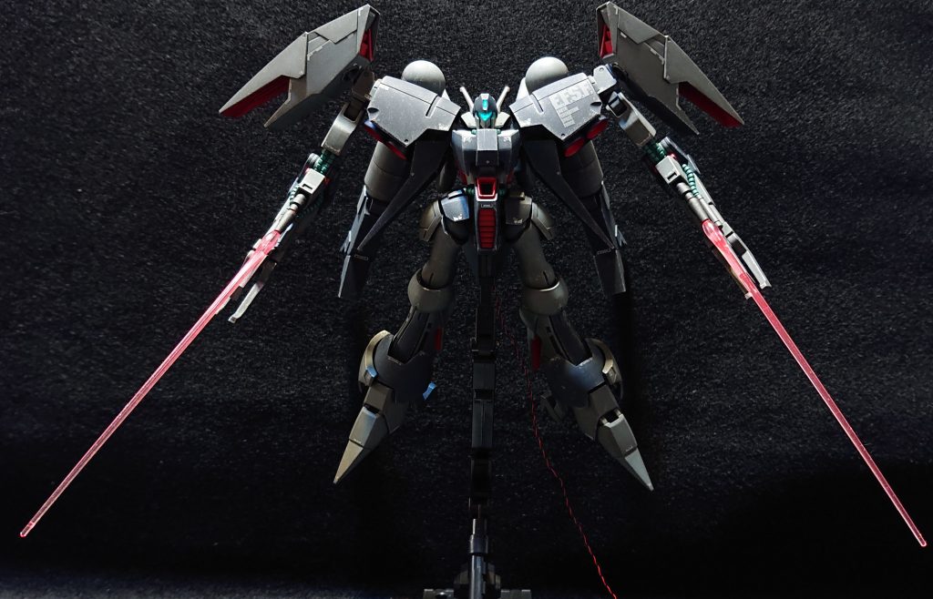 腕部のメガ粒子砲は中心をくり抜いてミライトの赤を差し込んでいますので…