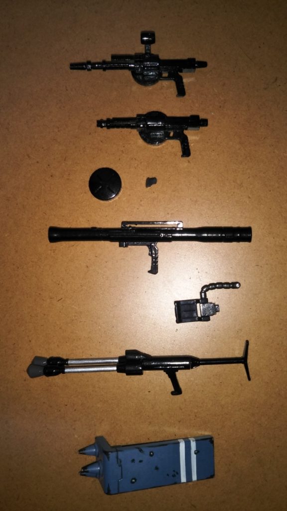 武装一式です。上から順番に・105mmザクマシンガン・105mmザクマシンガン(短バレル)・予備マガジン&装備用ラッチ・ザクバズーカ最初期型・バズーカラック・ガスランチャー・スパイクシールド 105mmザクマシンガンとザクバズーカ最初期型、バズーカラック、スパイクシールドはHGUCザクⅠのキットに付属するモノ、短バレルの105mmザクマシンガンはEXモデル ヒルドルブから流用しました(マガジン裏は、どちらもプラ板とパテで塞いであります)。 予備マガジンは以前投稿したザクⅠ(S)に付属するマシンガンのマガジンを塗装したモノになります。 マガジン装備用ラッチは、ヒートホーク装備用ラッチを加工して製作しました。 ガスランチャーはカスタマーズキャンペーンの、ハイザック・カスタム用ビームランチャーとコンパチになっているモノを加工して製作しました。 塗装は基本的に、どれも銃鉄色です。 MSVやリアルタイプカラーの機体には、やはりこの武骨な色が良く似合う気がします!