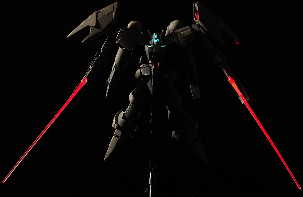 ビームサーベルを発光させることが出来ます。ただし、光量が少ないので、明るい環境下ではほとんどわかりません。