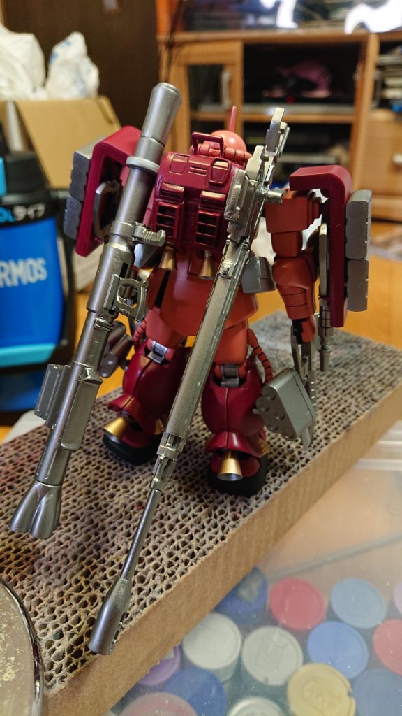 後ろ姿、ライフルとバズーカはパーツがポロポロ落ちるので構えられません。はっきり言って飾りですww