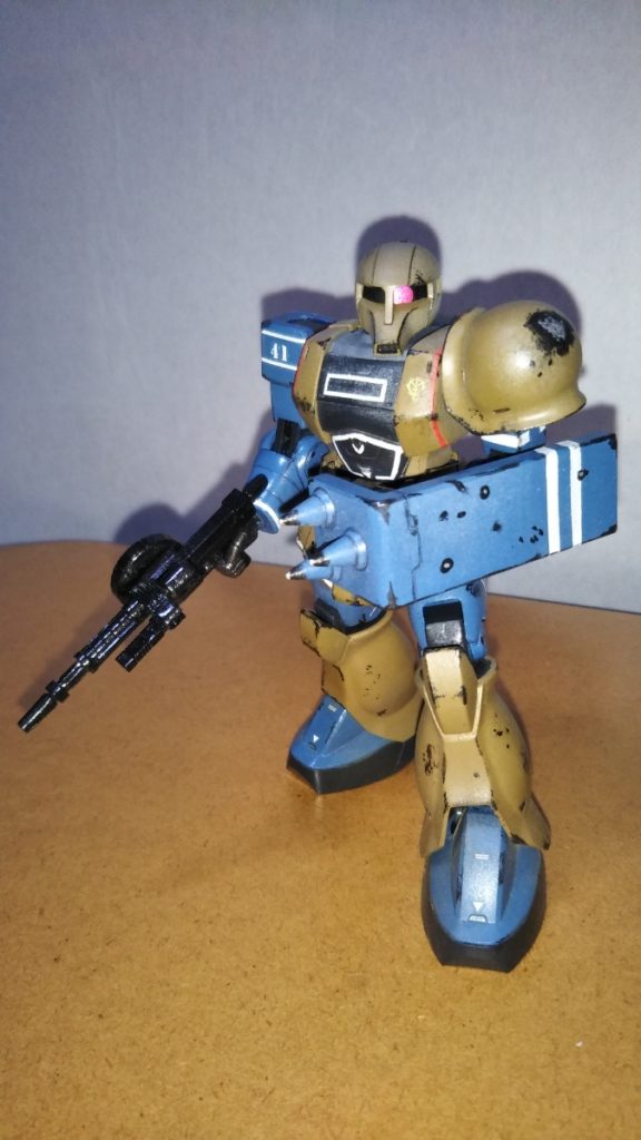 105mmザクマシンガン&スパイクシールド装備です。 頭部はツノ無しのノーマルタイプも付属するので、そちらに差し替えてみました。 スパイクシールドはマスキングテープを利用して白線を2本描き込み、黒鉄色と銀色でウェザリングを施してあります。 弾痕やスパイク先端はショルダーアーマーと同じく、黒鉄色の上に銀色を塗装することで、金属が擦れて磨かれた様子を表現してみました。