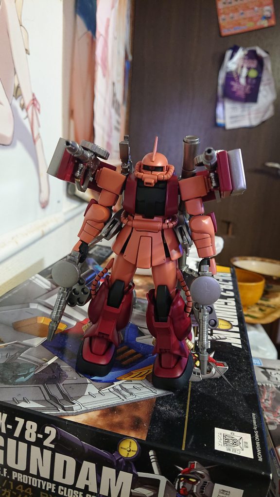 肩のマシンガンは独立可動、腕を封じられても問題無しです。