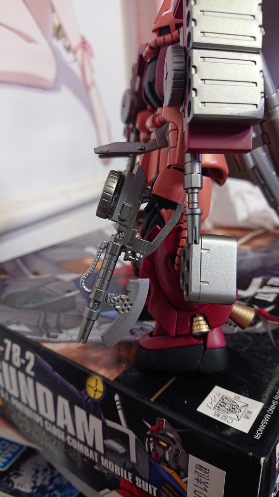 ザクマシンガンにヒートアックスの機工を組み込んでみた試作兵装って設定にしてます。イメージは銃剣みたいな感じです。肩のバズーカのマガジンは小型ミサイルポッドって設定です。