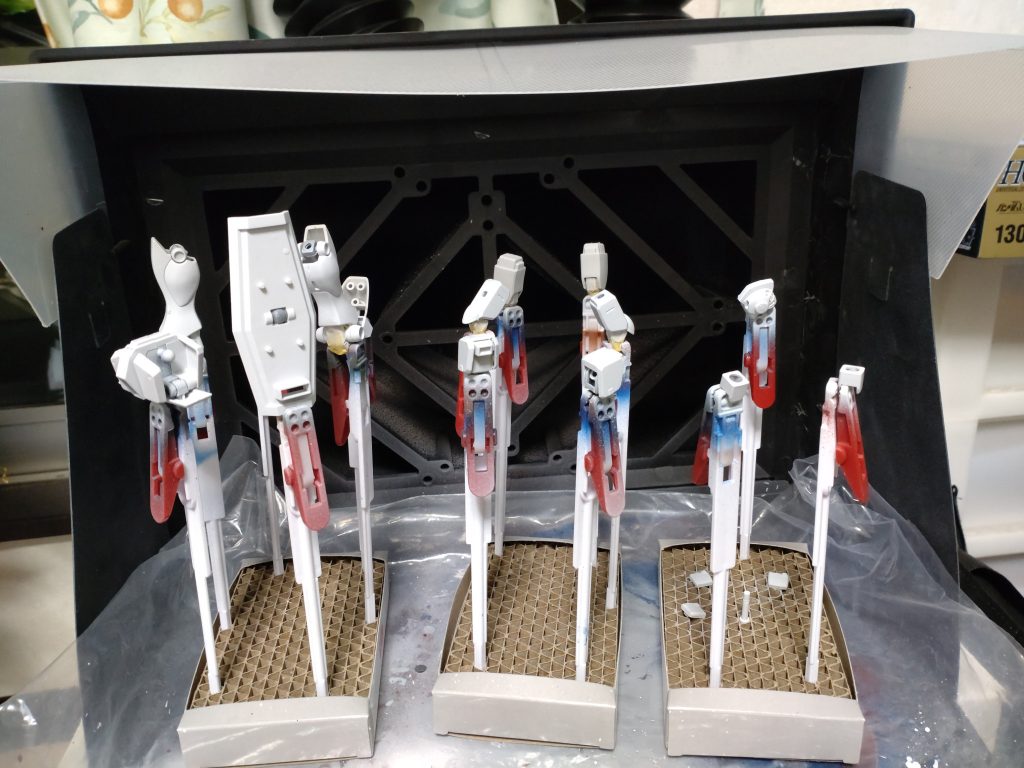 白っぽい色はエアブラシ塗装でキレイに仕上がりますね。赤はいつもムラになっちゃいますが。。。