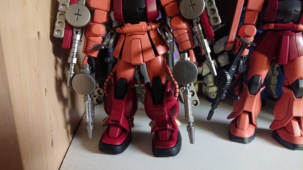 腰のナタ、足のミサイルポッドは元々背中に付いてた物を移植した物です。ナタの鞘を作るのが思いの外時間がかかりました。