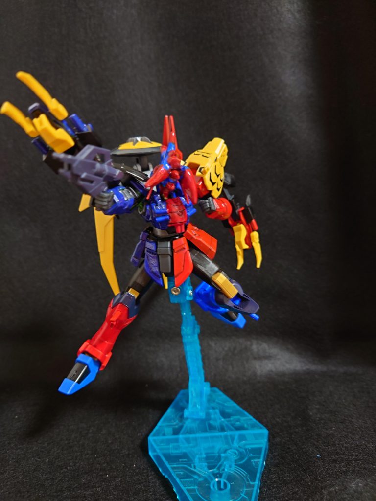 ふつうにビームライフルを撃つ！ベースはジーエンアルトロンで頭はガンダムジエンド、足はストフリです。頭のトゲトゲはエポパテで造形しました。