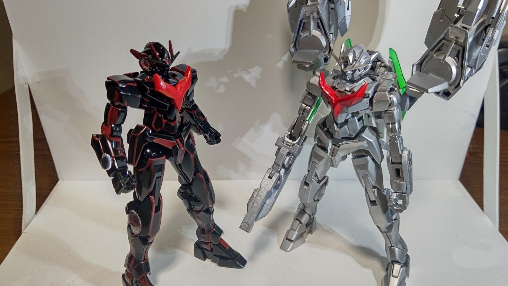 比較するとこうなります。ほぼ同じパーツを使ってるのに、色のお陰で見た時のイメージが全然違いますね~。何があってこうなったw