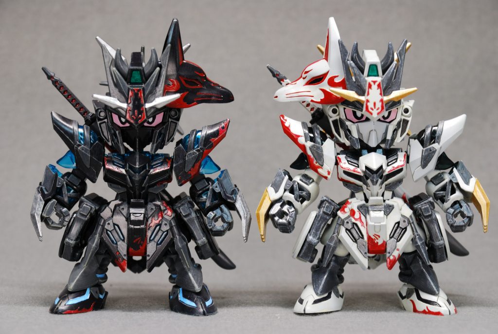 左が佐助なので、右は佑助。白い方は、赤の下地に金を塗ったらいい感じになりました。黒い方は銀下地です。SDの筆塗り楽しいですね。