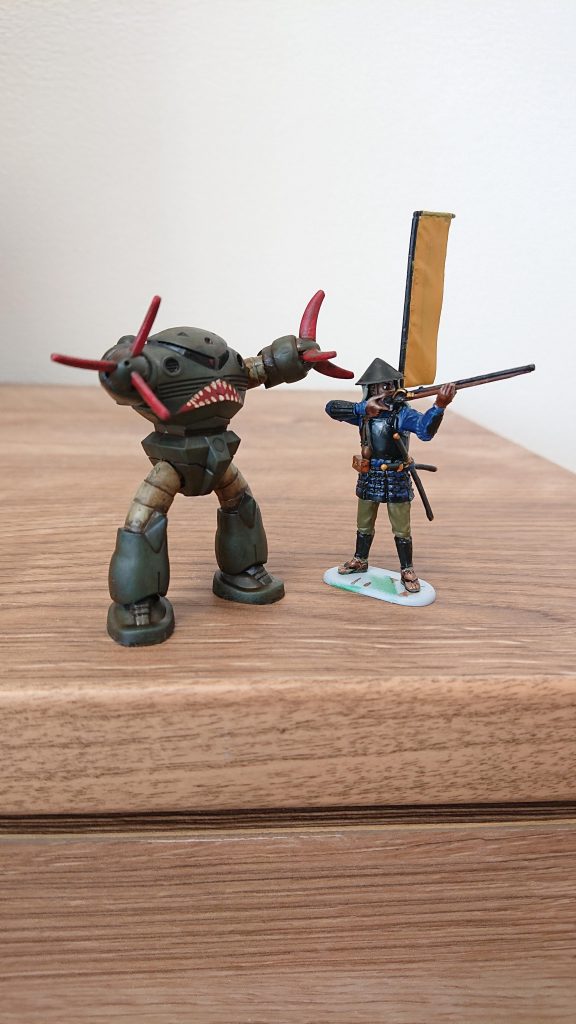 家に居る1/35の足軽兵と一緒に撮りました。ガンプラコレクションは1/288ですが…人間が着込んでいる戦闘スーツと考えるとちょうど良いサイズと思いませんか?