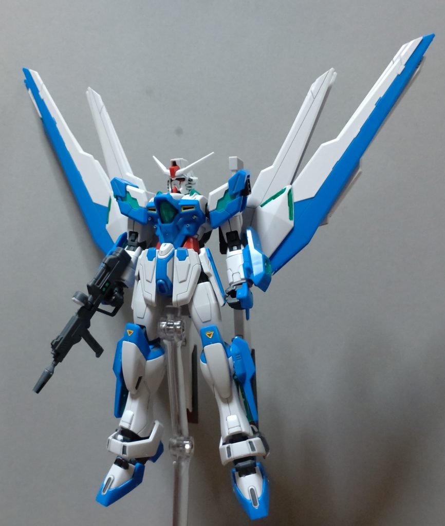 ・ガンダムヘリオス胸のクリアパーツ下にディティールがなく、また肩のクリアパーツが下のブルーで沈んで見えるので、胸と肩、あと頭部脇のクリアパーツの裏側をホワイトで塗装してるっスあと、首を少し詰めたかったので、首のPCパーツを、EGガンダムのプラパーツの首に挿げ替えっス