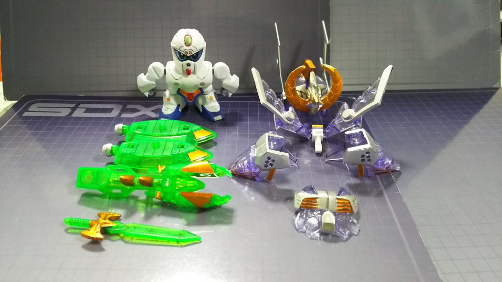 装備一式地の力を宿したクリアグリーンの武器と、飛の力を宿したクリアパープルの装甲を纏います。