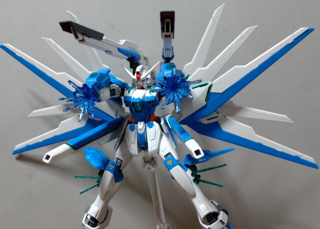 ・ヘリオスセステットキャノン手足のリフレクターと、背中のダブルサテライトキャノン(新規)とバラエーナ(流用)を展開させてフルバースト 背中がこんなボリュームなので、お腹と腰とを接続してるPCのボールジョイントがちょい負け気味っスね…