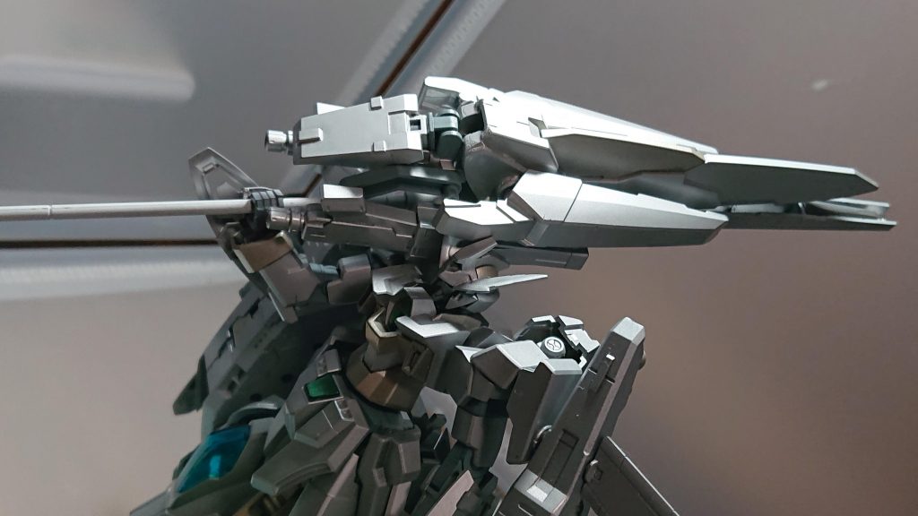 武装は腕部両方に取り付けているパニッシュナックラーという兵装で防御用の籠手兼微振動を発生させて装甲を砕くという設定の兵装です。腰部にビームサーベルを2本携帯最後は槍型の複合兵装MUSL（マルチ ウェポン システム ランス）という武装で銃 トンファー シールドを合体させて大きな槍に見立てた装備でこの機体の主武装です( ﾟДﾟ)ゞ