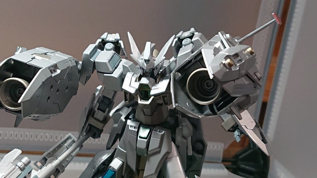 あと両肩の大型ブースターは姿勢制御やブースト、そして2丁の大型ビームブラスターとして使用できます。