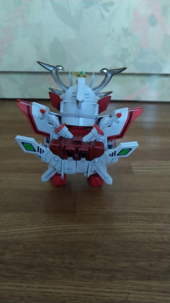 後ろはこんな感じ。號斗丸の兜、胸部とバックパックのパーツとバーニングガンダムの肩のパーツを赤く塗装。シルバーの下地にクリアレッドのスプレーを拭いたらいい感じになった。腰のパーツはマッキーです。