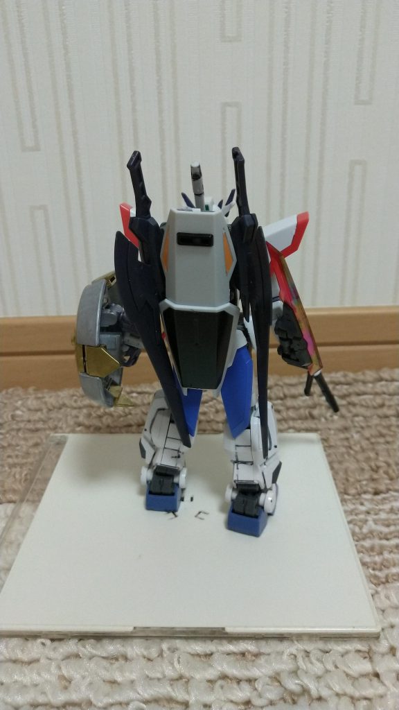 後ろはこんな感じ。背中には予備のシールドを装備。