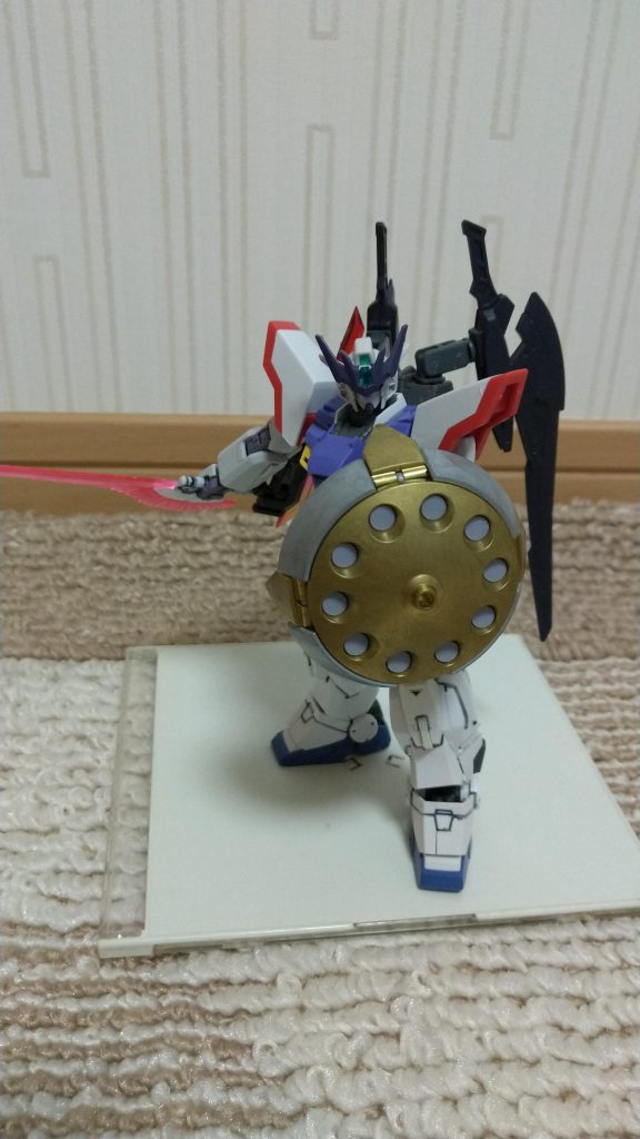 近接武器その1、背中に刺しているビームサーベル。ムーンガンダムのビームサーベルを使用。