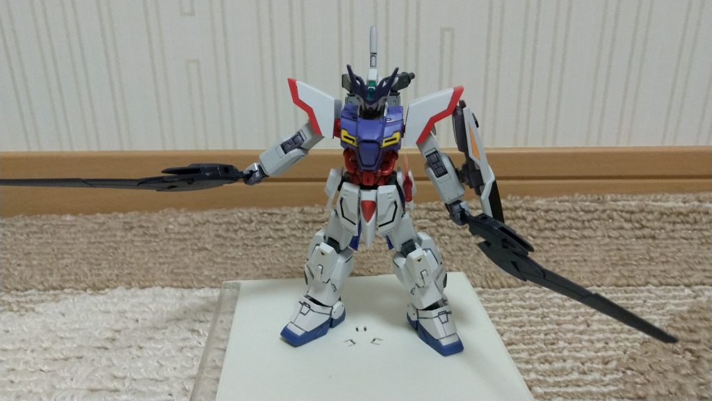 近接武器その2、背中に背負っている二本の実体剣。ミサイルシールドは意外と早く外される(笑)