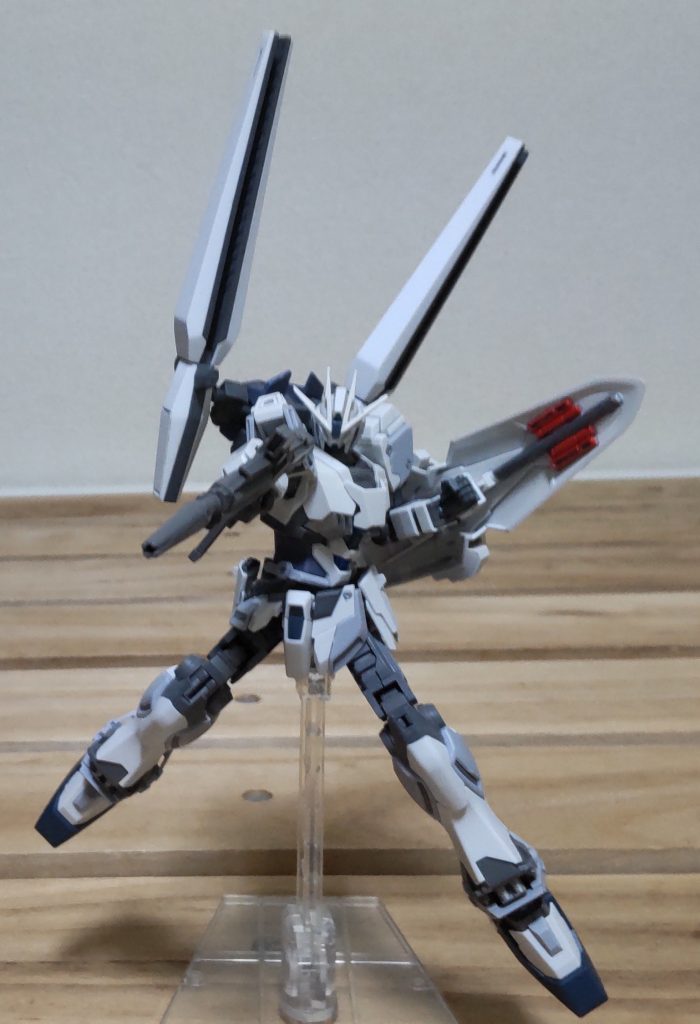 A装備の素体をベースに、バックパックを7号機やダブルオーのジャンクで製作デルタカイのプロトフィンファンネルを付けました本体はとりあえず暖色を全部消しました