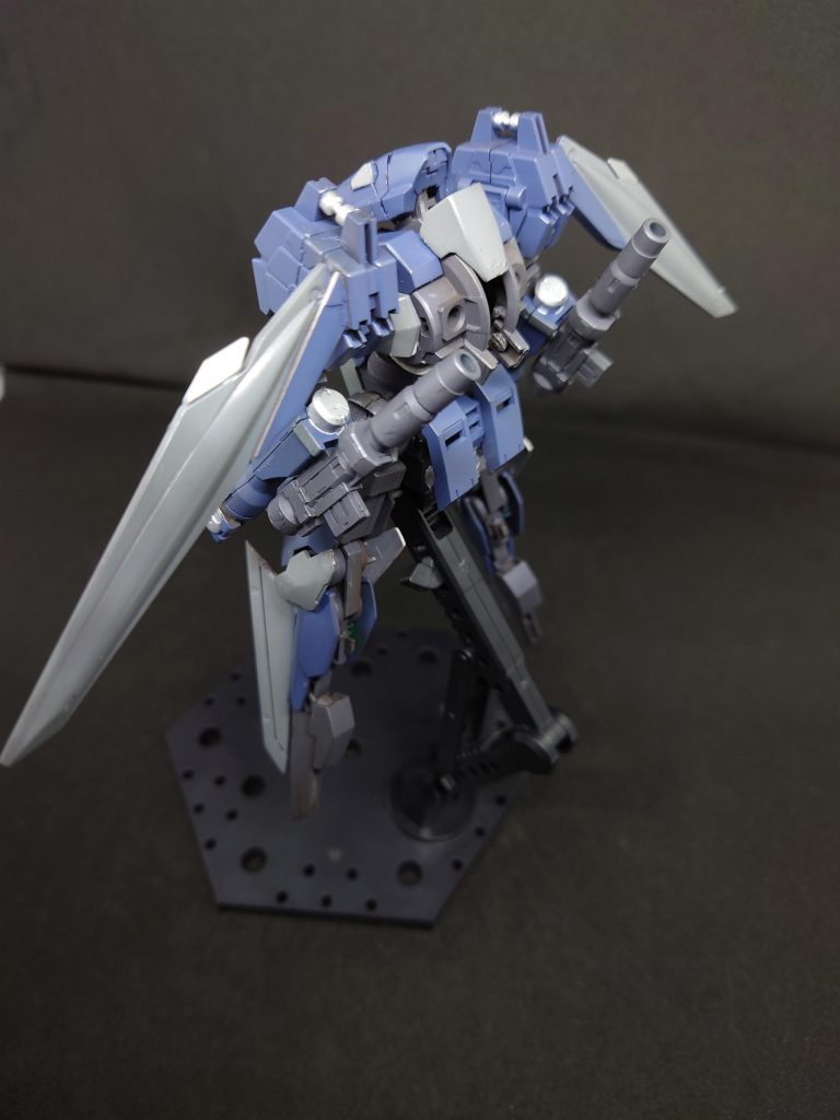 フギンレイズレギンレイズをベースに変形機構を組み込んだ試作機体複雑な変形機構ではなく簡易的な構造になっており脚部にはウィングの様な外装に設計されMS形態では地上では自立できず宇宙専用機になり格納の際は巡航形態ではないと格納が難しいまた巡航形態の場合機体の機動性が格段と上がり推進力も高い高速機動も可能だがパイロットに負担がかかるため最大出力が出せないようにリミッターがかけられている対になる試作機体にムギンレイズが存在する