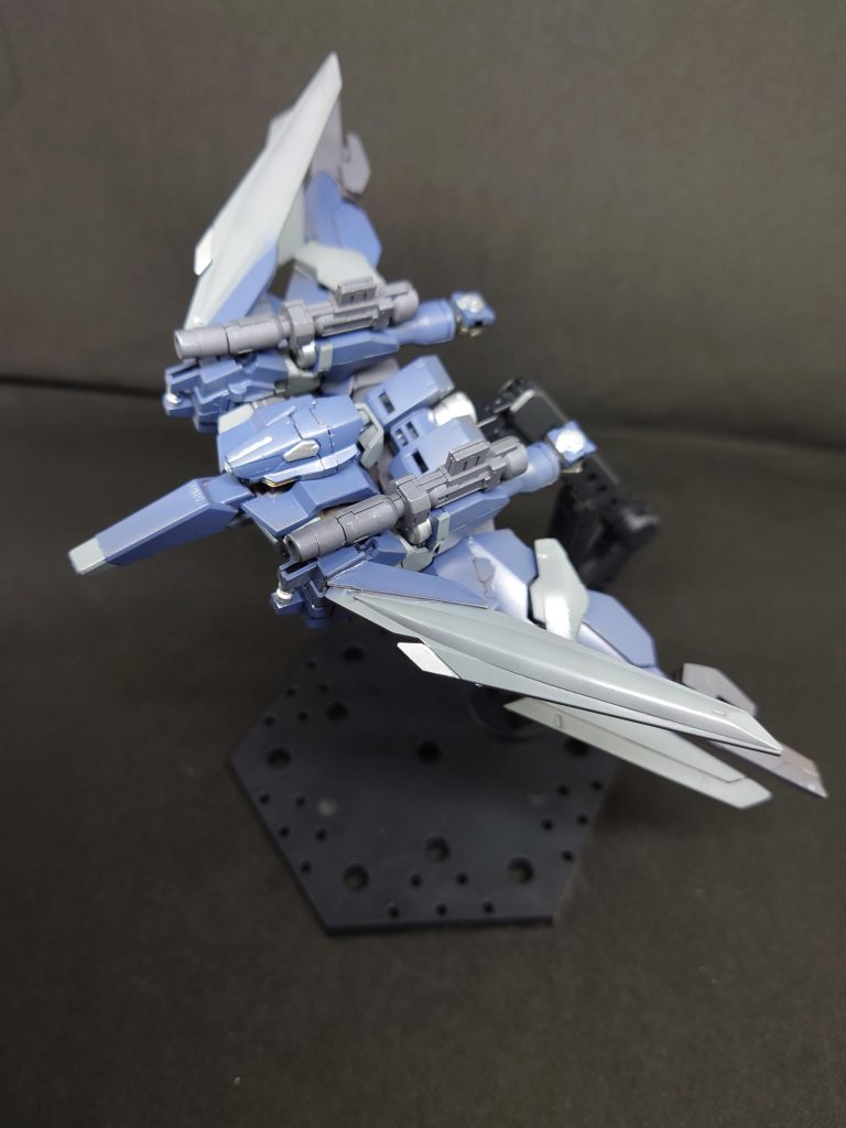 巡航形態フギンレイズが変形した姿戦闘機のような形態で高速で飛行できるように試行錯誤した形態である推進剤の消費を抑えるためエイハヴスラスターを強化し速度を上げるのみ推進剤を使用する形式になっているいわゆるニトロのような役割をしているその推進剤は少し改良を加えているそうだ人物ソーニャ・リチェルカリチェルカ家の長女でありアロンソとヨハンの妹実は血は繋がっていない幼少期にリチェルカ公に引き取られ養子になったこのことはあまり知られていないアロンソとヨハンは実の妹のように彼女を慕っていた大人になるに連れて少し複雑な気分になっていた数々の試作機体を操縦してきておりレギンレイズジュリアのテストパイロットに選ばれた経歴がありMSの技量はヨハンとならぶくらいの実力がある