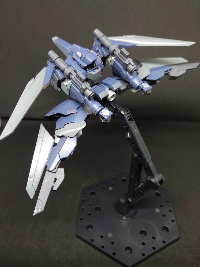 フギンレイズのテストは宙域にビーコンが設置されておりビーコンを通過したら次のビーコンの位置が受信される巡航形態のテストである「操縦性はレギンレイズと変わらないか…後は加速したら少し負担がかかるくらいかな」一つ一つ操縦して気づいたことをソーニャはメモしていったテストパイロットの意見のおかげで試作機は万全な体制に持っていけるのであった「次はMS形態に変形させないとね、減速は面倒くさいからそのままで……」変形したその時