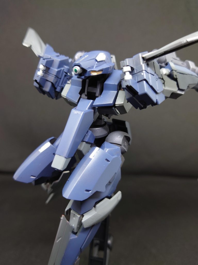 「うっ!」機体が勢いよく変形し体制を崩したがすぐに姿勢を戻したその際ソーニャはむち打ちになり脇腹を痛めた「やっぱり減速して変形させればよかった……痛いなぁ戻ったら医務室行かなきゃ」巡航形態に戻し基地に帰還したその後次のテストは延期になったそうだ「可変機か!ヤベェー機体見つけたぞぉオイ!これは旦那に知らせなきゃな!」ソーニャに気づいていない所に謎のMSが監視していたのであった