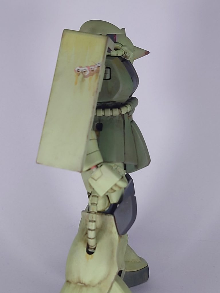 シールドには弾痕有り陸戦型ジムのサブマシンガンが当たったという設定