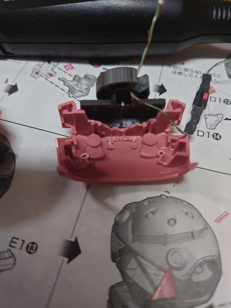 初の計画では電池BOXを体の中に内蔵する為にギリギリまで内部を削って収納までこぎつけたのですが、電池交換が大変になってしまうので辞めました。手軽じゃなきゃ嫌になると思ったので。