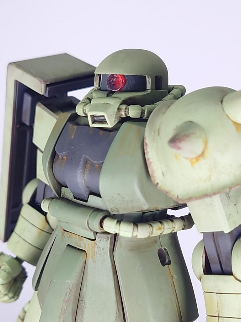 頭部アップモノアイはクリアパーツ化していますHGUCのシャアザクに一般兵用のヘッドパーツが無かったのでパテで埋めました