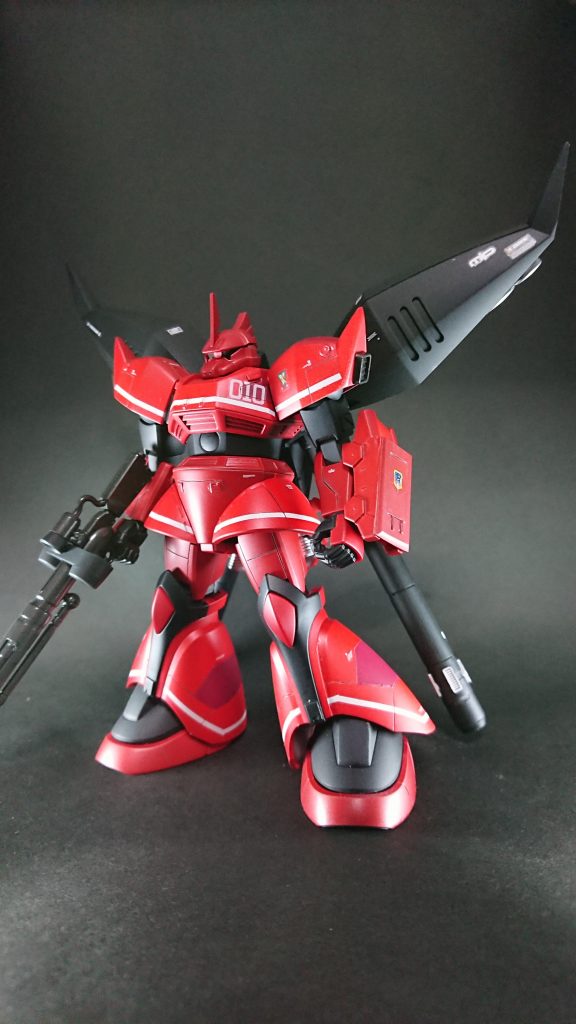 プロポーションは首を延長したくらいで、ほとんどいじっていません。シールドはジャンクパーツを組み合わせて作成しました。