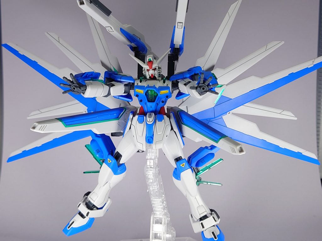 ヘリオスセステットキャノン一斉射撃形態時の姿はド派手です