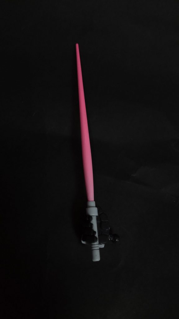 サーベル手は手首を塗り分け、刃部分をガンダムマーカーエアブラシシステムでガンダムマーカーの蛍光ピンクを塗装。そしてホワイトで根本にかけて白くなるようにグラデーションをかけてみました。出来るか分かりませんでしたが、なんとか成功しました。今回のお気に入りポイントです。