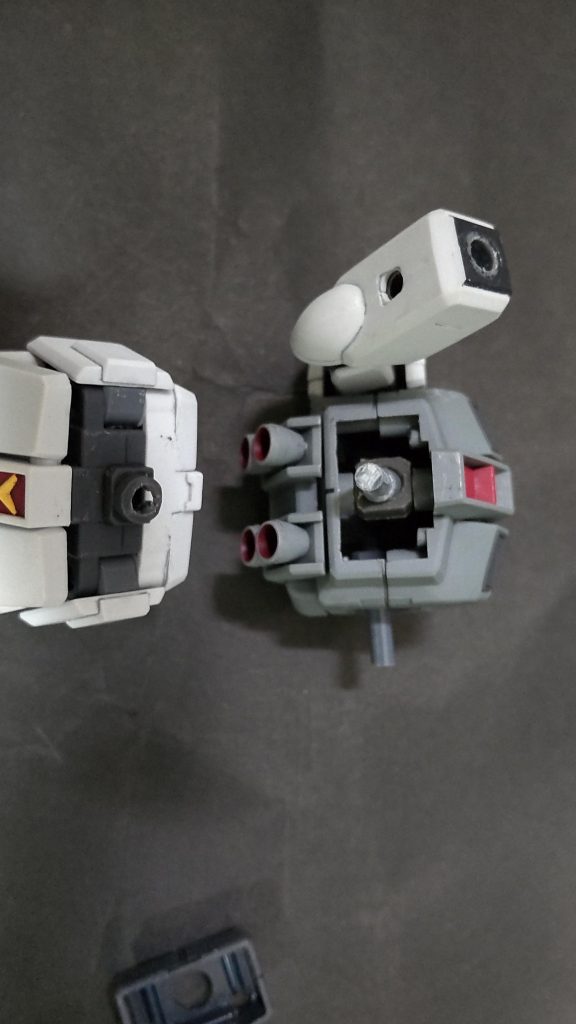 画像が見切れちゃってますが、腹部の可動範囲拡大。軸のポリキャップが収まっていた所にボールジョイントを追加。腰のピンを切り落とし、穴を開けてカスタマイズキャンペーンのボールジョイントを付けています。元々の腰部は胴体側のピンを切り、ダボ穴を針金で埋めて間に挟むだけにしました。動かすときにいい感じに隙間を埋めてくれるようになったと思います。