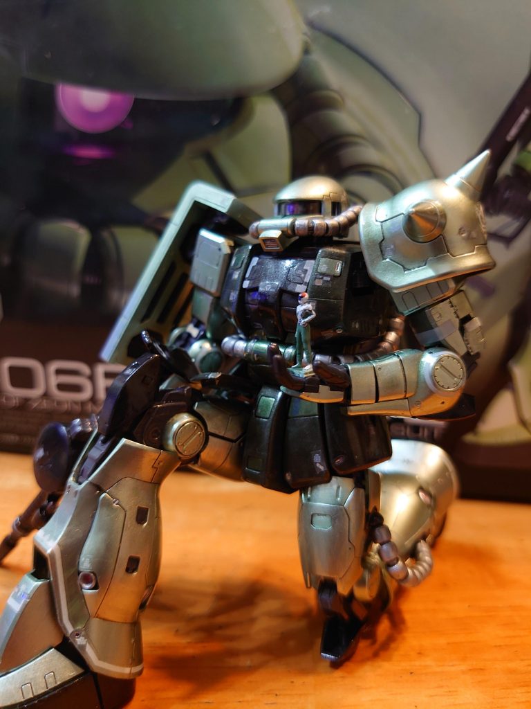 メタルイエローグリーンに白が無かったのでスーパーステンレスを混ぜたところ…ビカビカになってしまった…さらにパーツの色分けに上記カラーにダークアイアンを混ぜたのに、色の違いが全くわからない…